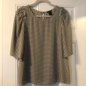 Beautiful dress Top with wide sleeves.